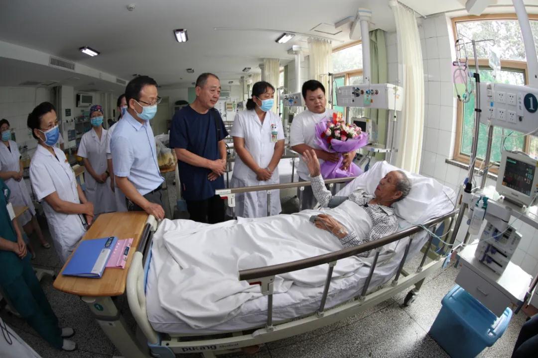 致敬老兵！临汾市中心医院领导看望慰问离休老军人