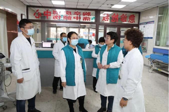 临汾市中心医院领导班子慰问一线职工